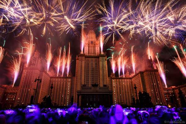 Feuerwerk bei der Eröffnungsfeier von Circle of Light 2016 in Moskau