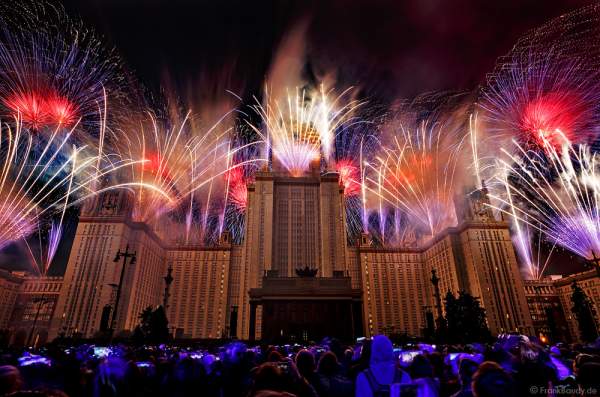 Feuerwerk bei der Eröffnungsfeier von Circle of Light 2016 in Moskau