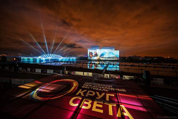 Multimediale Wassershow bei CIRCLE OF LIGHT 2016 in Moskau - Krylatskoye Grebnoy Channel Moscow