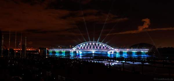 Laserprojektion der Krim-Brücke (Putin's Crimea bridge) auf eine Wasserfontänenleinwand bei CIRCLE OF LIGHT 2016 in Moskau - Krylatskoye Grebnoy Channel Moscow