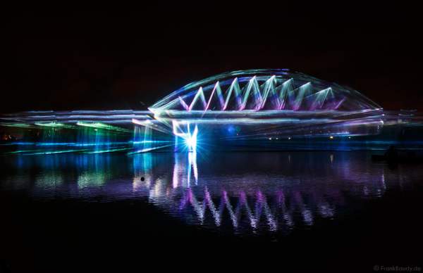 Laserprojektion der Krim-Brücke (Putin's Crimea bridge) auf eine Wasserfontänenleinwand bei CIRCLE OF LIGHT 2016 in Moskau - Krylatskoye Grebnoy Channel