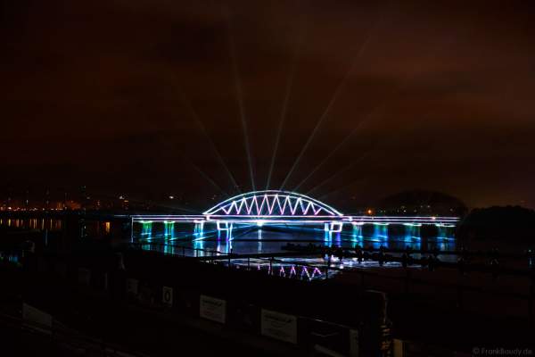 Laserprojektion der Krim-Brücke (Putin's Crimea bridge) auf eine Wasserfontänenleinwand bei CIRCLE OF LIGHT 2016 in Moskau - Krylatskoye Grebnoy Channel