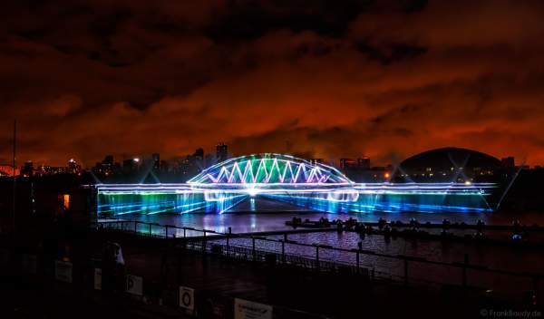 Laserprojektion der Krim-Brücke (Putin's Crimea bridge) auf eine Wasserfontänenleinwand bei CIRCLE OF LIGHT 2016 in Moskau - Krylatskoye Grebnoy Channel