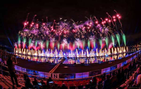 Feuerwerk am Grebnoy Channel in Krylatskoye bei CIRCLE OF LIGHT 2016 in Moskau (Moscow)