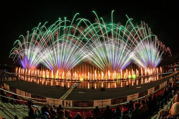 Feuerwerk am Grebnoy Channel in Krylatskoye bei CIRCLE OF LIGHT 2016 in Moskau (Moscow)