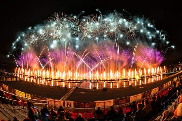 Feuerwerk am Grebnoy Channel in Krylatskoye bei CIRCLE OF LIGHT 2016 in Moskau (Moscow)