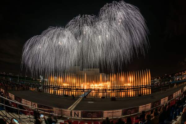 Feuerwerk am Grebnoy Channel in Krylatskoye bei CIRCLE OF LIGHT 2016 in Moskau