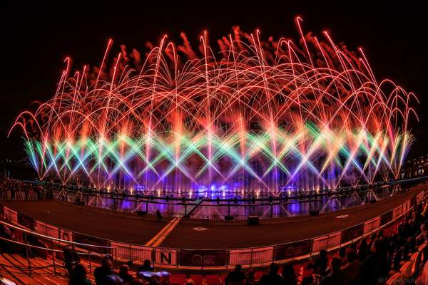 Feuerwerk am Grebnoy Channel in Krylatskoye bei CIRCLE OF LIGHT 2016 in Moskau