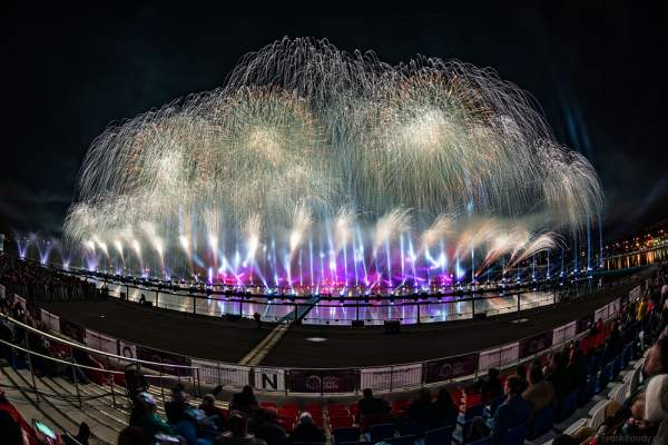 Feuerwerk am Grebnoy Channel in Krylatskoye bei CIRCLE OF LIGHT 2016 in Moskau