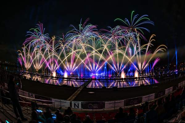 Feuerwerk am Grebnoy Channel in Krylatskoye bei CIRCLE OF LIGHT 2016 in Moskau