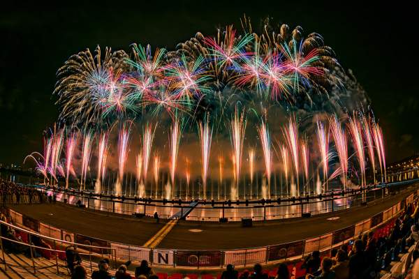 Feuerwerk am Grebnoy Channel in Krylatskoye bei CIRCLE OF LIGHT 2016 in Moskau