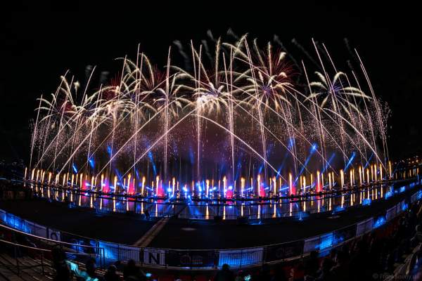 Feuerwerk am Grebnoy Channel in Krylatskoye bei CIRCLE OF LIGHT 2016 in Moskau