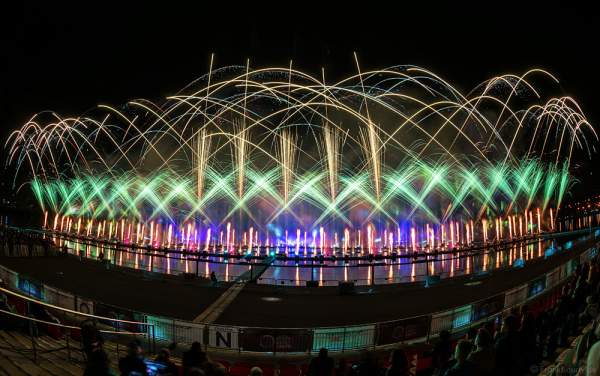 Feuerwerk am Grebnoy Channel in Krylatskoye bei CIRCLE OF LIGHT 2016 in Moskau