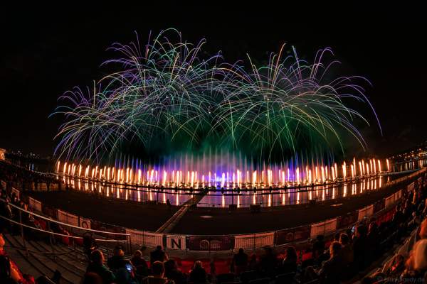 Feuerwerk am Grebnoy Channel in Krylatskoye bei CIRCLE OF LIGHT 2016 in Moskau