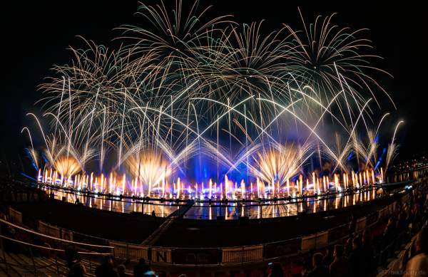 Feuerwerk am Grebnoy Channel in Krylatskoye bei CIRCLE OF LIGHT 2016 in Moskau
