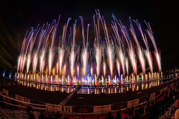 Feuerwerk am Grebnoy Channel in Krylatskoye bei CIRCLE OF LIGHT 2016 in Moskau