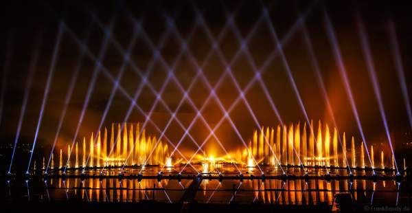 Multimediale Wassershow bei CIRCLE OF LIGHT 2016 in Moskau - Krylatskoye Grebnoy Channel