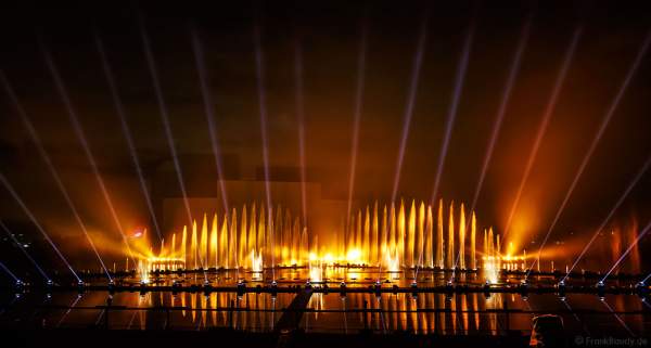 Multimediale Wassershow bei CIRCLE OF LIGHT 2016 in Moskau - Krylatskoye Grebnoy Channel