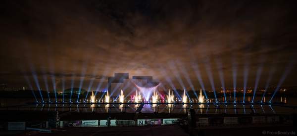 Multimediale Wassershow bei CIRCLE OF LIGHT 2016 in Moskau - Krylatskoye Grebnoy Channel