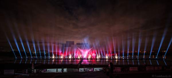 Multimediale Wassershow bei CIRCLE OF LIGHT 2016 in Moskau - Krylatskoye Grebnoy Channel