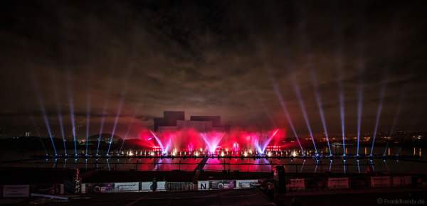 Multimediale Wassershow bei CIRCLE OF LIGHT 2016 in Moskau - Krylatskoye Grebnoy Channel