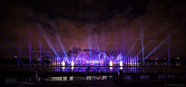 Multimediale Wassershow bei CIRCLE OF LIGHT 2016 in Moskau - Krylatskoye Grebnoy Channel