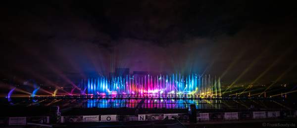 Multimediale Wassershow bei CIRCLE OF LIGHT 2016 in Moskau - Krylatskoye Grebnoy Channel