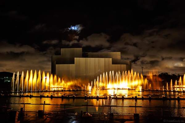 Multimediale Wassershow bei CIRCLE OF LIGHT 2016 in Moskau - Krylatskoye Grebnoy Channel