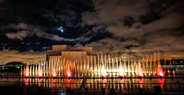 Multimediale Wassershow bei CIRCLE OF LIGHT 2016 in Moskau - Krylatskoye Grebnoy Channel