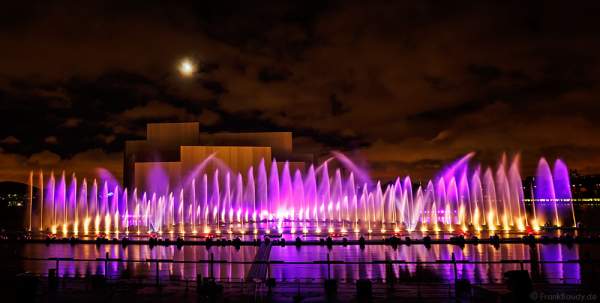 Multimediale Wassershow bei CIRCLE OF LIGHT 2016 in Moskau - Krylatskoye Grebnoy Channel