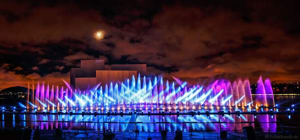 Multimediale Wassershow bei CIRCLE OF LIGHT 2016 in Moskau - Krylatskoye Grebnoy Channel