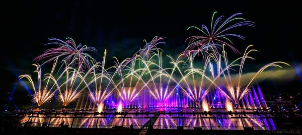 Feuerwerk am Grebnoy Channel in Krylatskoye bei CIRCLE OF LIGHT 2016 in Moskau