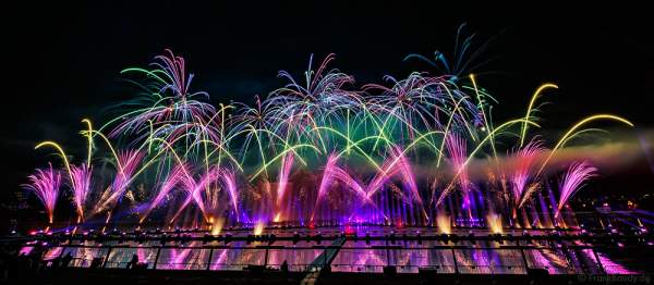 Feuerwerk am Grebnoy Channel in Krylatskoye bei CIRCLE OF LIGHT 2016 in Moskau