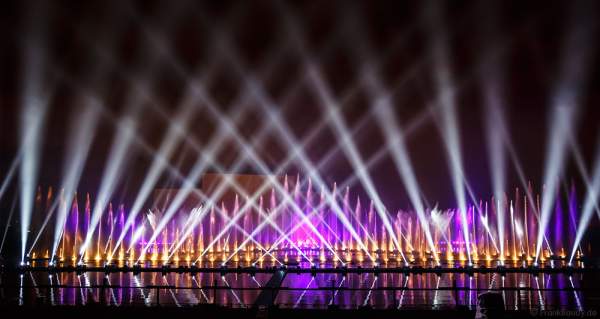 Multimediale Wassershow bei CIRCLE OF LIGHT 2016 in Moskau - Krylatskoye Grebnoy Channel