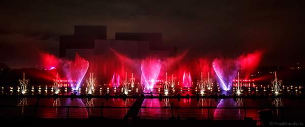 Multimediale Wassershow bei CIRCLE OF LIGHT 2016 in Moskau - Krylatskoye Grebnoy Channel