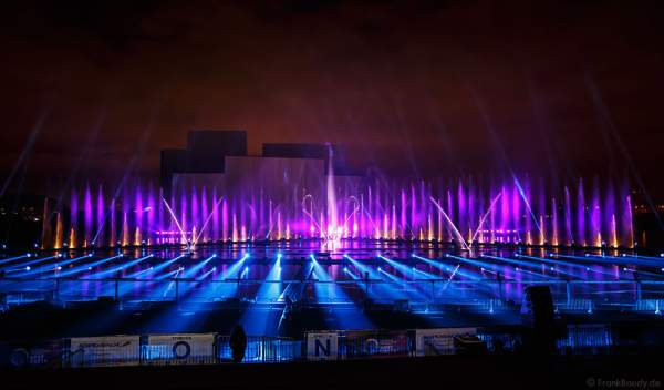 Multimediale Wassershow bei CIRCLE OF LIGHT 2016 in Moskau - Krylatskoye Grebnoy Channel