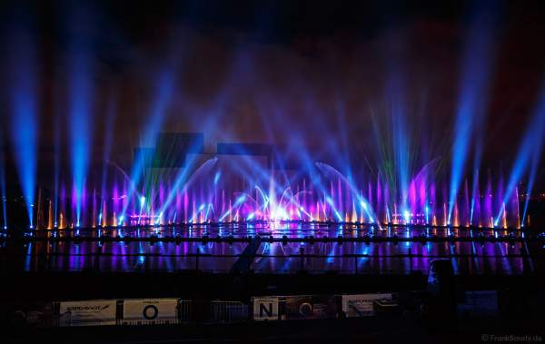 Multimediale Wassershow bei CIRCLE OF LIGHT 2016 in Moskau - Krylatskoye Grebnoy Channel