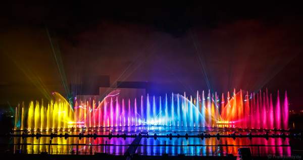 Multimediale Wassershow bei CIRCLE OF LIGHT 2016 in Moskau - Krylatskoye Grebnoy Channel