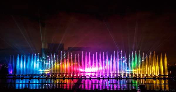 Multimediale Wassershow bei CIRCLE OF LIGHT 2016 in Moskau - Krylatskoye Grebnoy Channel