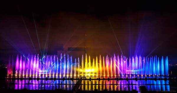 Multimediale Wassershow bei CIRCLE OF LIGHT 2016 in Moskau - Krylatskoye Grebnoy Channel