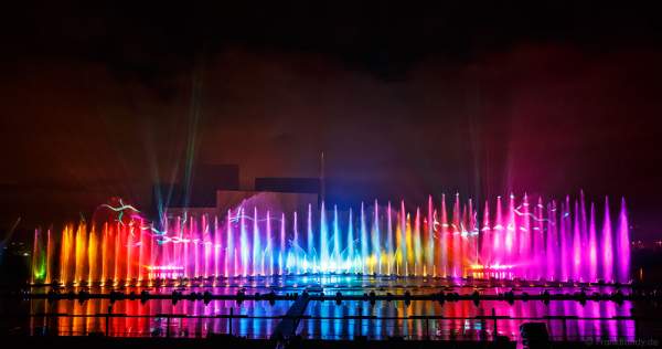 Multimediale Wassershow bei CIRCLE OF LIGHT 2016 in Moskau - Krylatskoye Grebnoy Channel