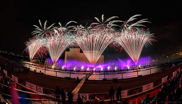 Feuerwerk am Grebnoy Channel in Krylatskoye bei CIRCLE OF LIGHT 2016 in Moskau