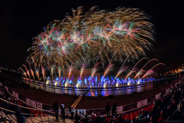 Feuerwerk am Grebnoy Channel in Krylatskoye bei CIRCLE OF LIGHT 2016 in Moskau