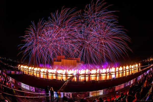 Feuerwerk am Grebnoy Channel in Krylatskoye bei CIRCLE OF LIGHT 2016 in Moskau