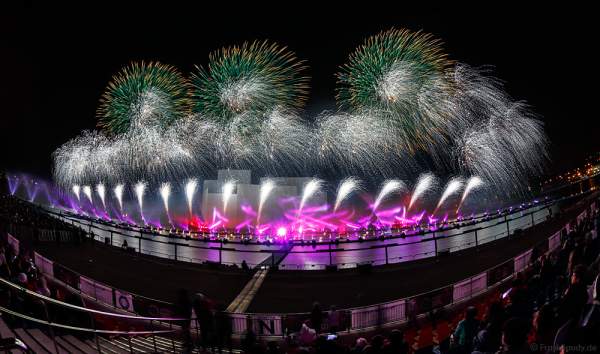 Feuerwerk am Grebnoy Channel in Krylatskoye bei CIRCLE OF LIGHT 2016 in Moskau