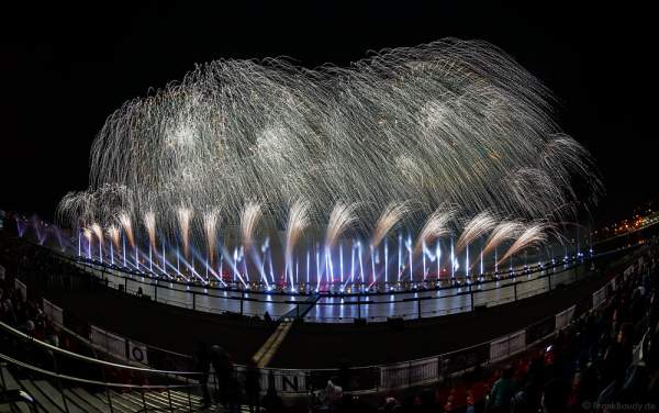Feuerwerk am Grebnoy Channel in Krylatskoye bei CIRCLE OF LIGHT 2016 in Moskau