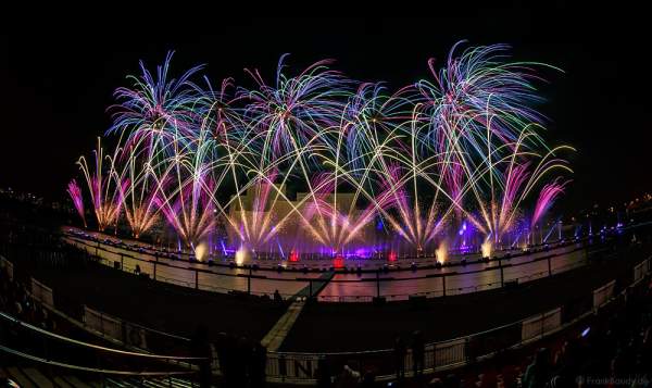 Feuerwerk am Grebnoy Channel in Krylatskoye bei CIRCLE OF LIGHT 2016 in Moskau