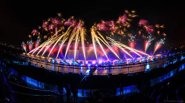 Feuerwerk am Grebnoy Channel in Krylatskoye bei CIRCLE OF LIGHT 2016 in Moskau
