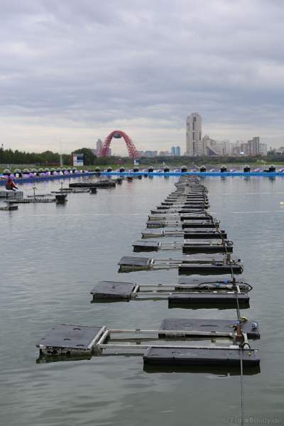 Die Installation für die Show am Grebnoy Channel in Krylatskoye bei CIRCLE OF LIGHT 2016 in Moskau