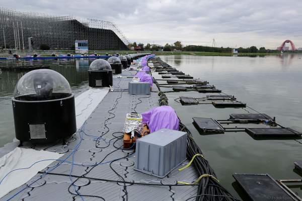 Schwimmende Installation für Scheinwerfer, Wassereffekte, Pyrotechnik und Feuer am Grebnoy Channel in Krylatskoye bei CIRCLE OF LIGHT 2016 in Moskau